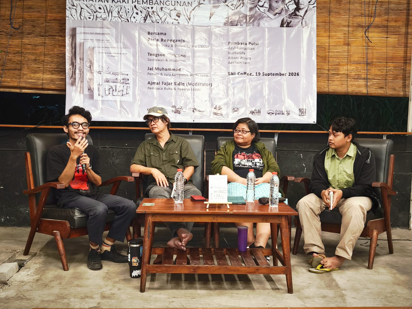 Membedah Catatan Kaki Pembangunan dalam Puisi-Puisi Ririe